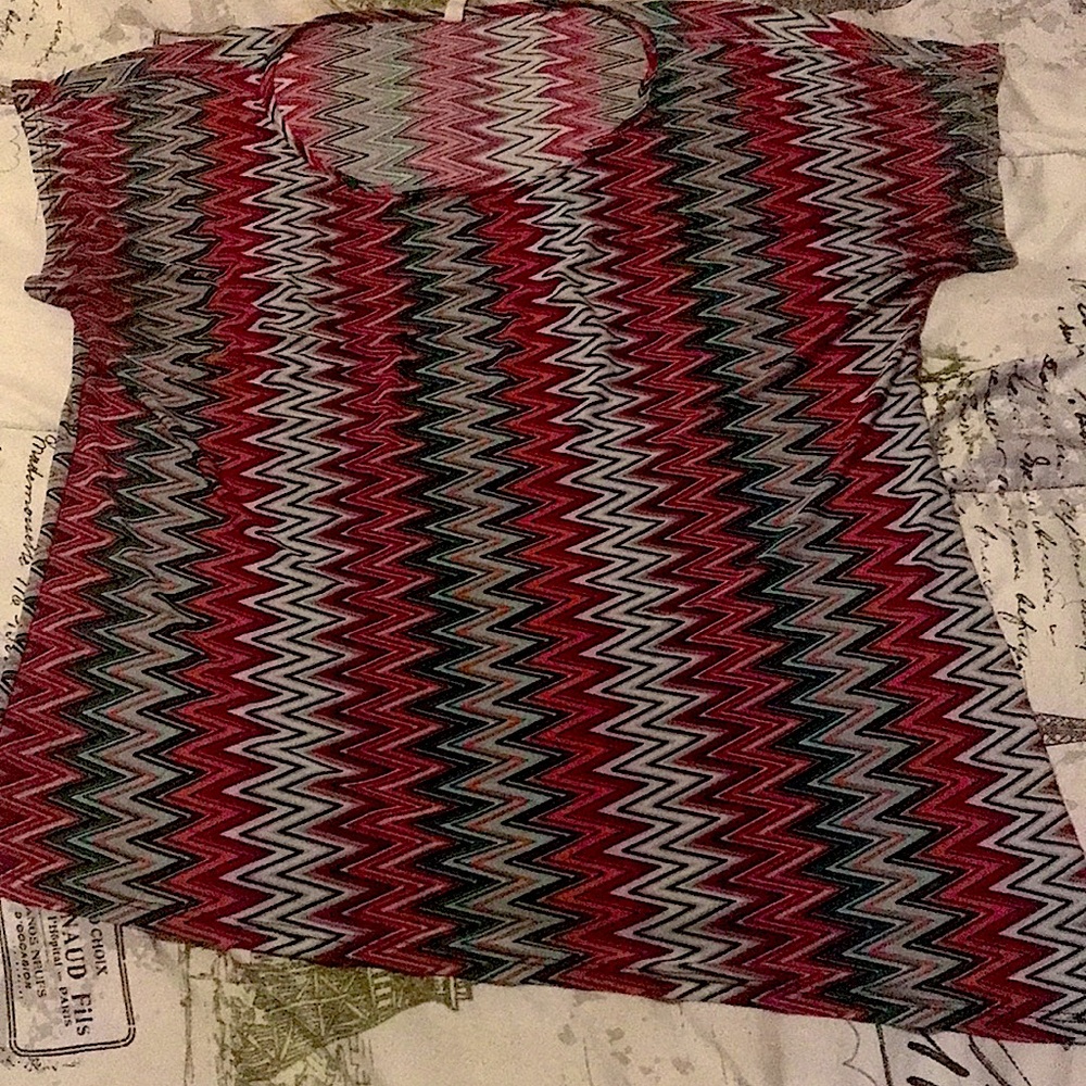 An asymmetrical blouse with zigzag lines